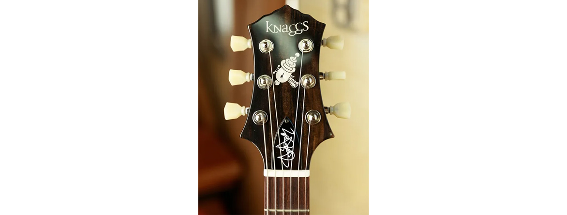 Knaggs превращает фирменную гитару Стива Стивенса в чистейшую рок-н-ролльную форму с помощью SSC-J.